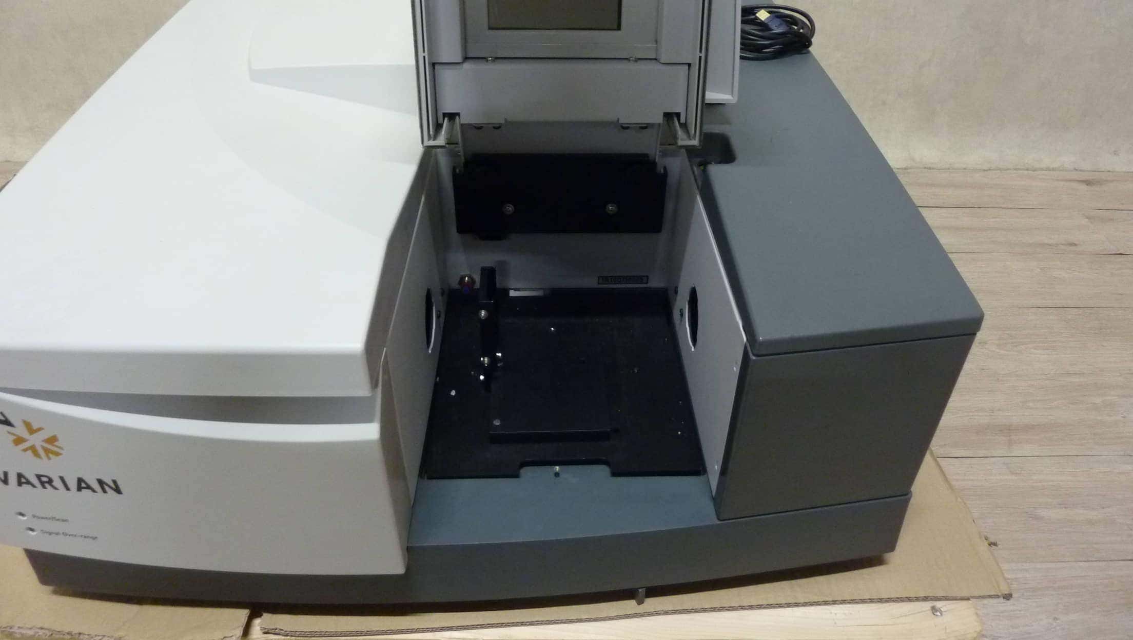 Varian-640-IR-FT-IR-Spectrometer_IR-NIR-FTIR_46847_4.jpeg