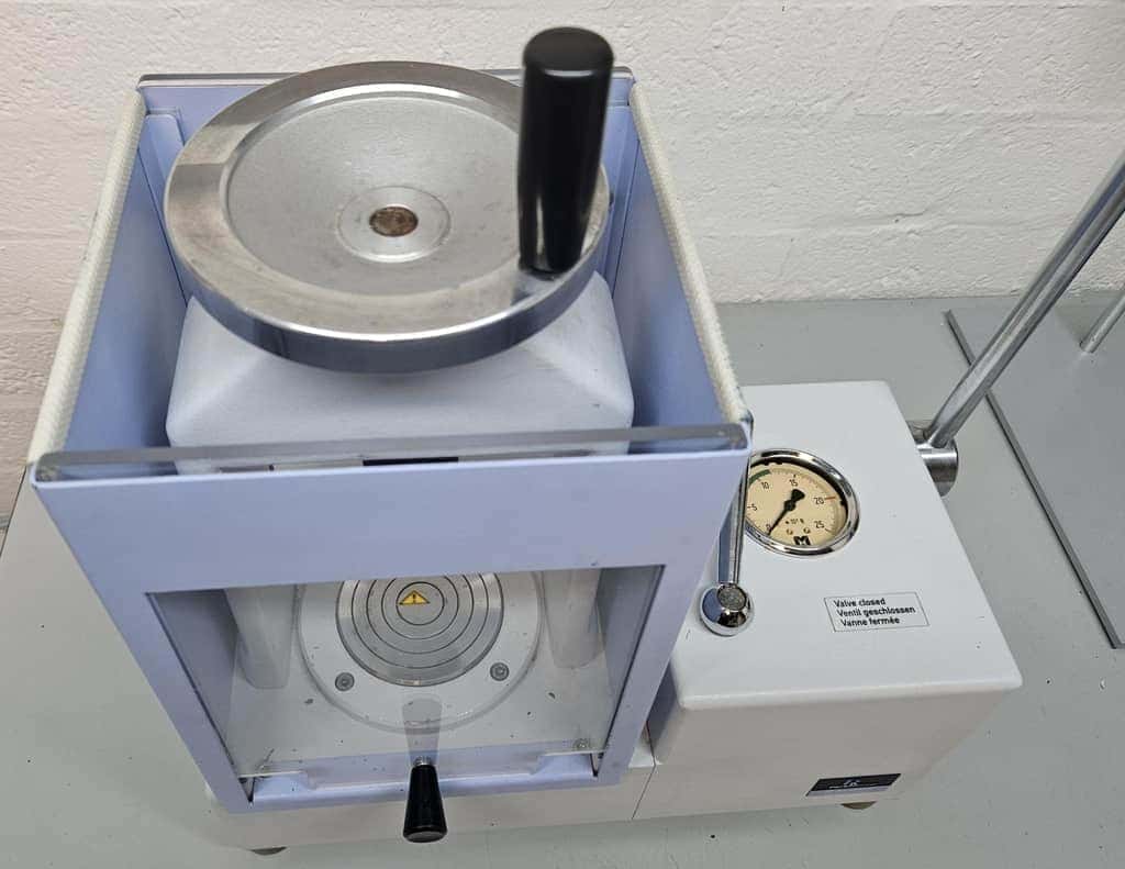 Perkin elmer accessory hydraulic press met beschermkappen (2)