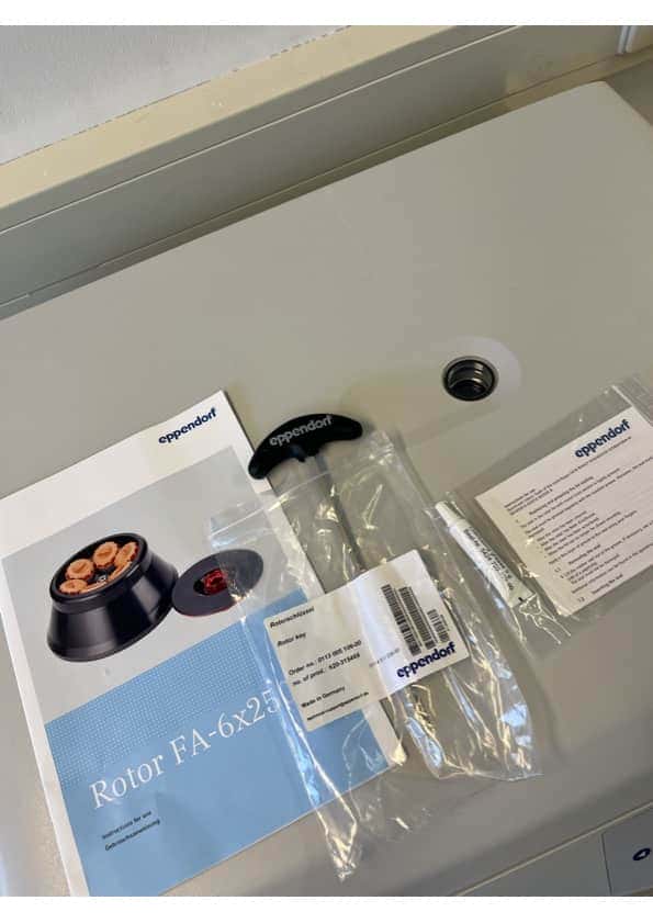 Eppendorf Centrifuge 5910R (2)